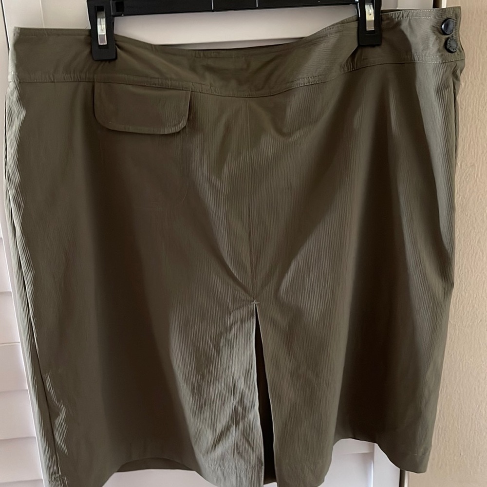 Tilley of Canada Khaki Green Textured Mini Skort sz 16 waist =39" EUC